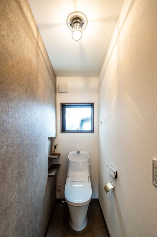 マリンランプの灯りが優しいトイレ室。真鍮のペーパーホルダーがおしゃれです。